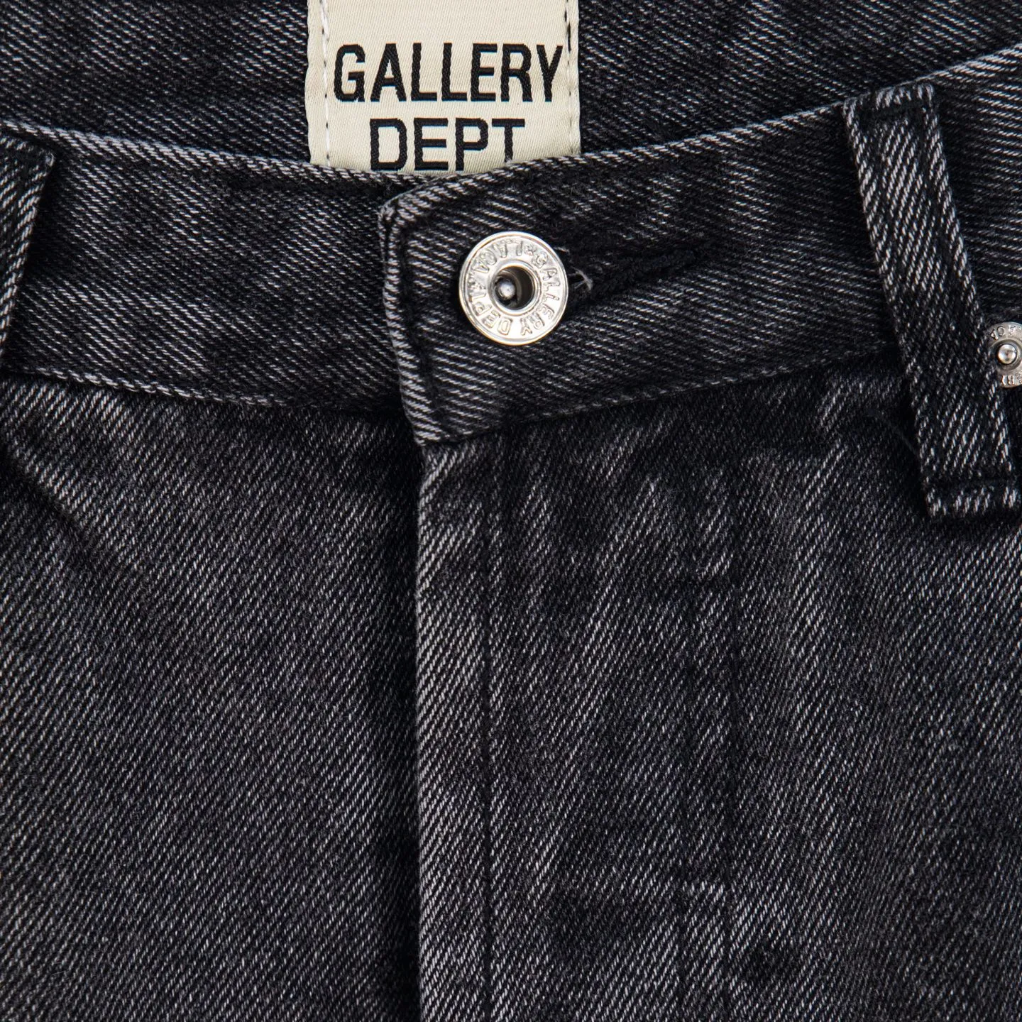 P240 Chrome Hearts Gallery co-branded limited-edition cross-flared flared jeans are a hot item this season and are sought after by countless celebrities and fashionistas. The neat details of the cutting process add color to the playful fashion! The neat and meticulous design, and the well-fitting structure is unique. The upper body not only has outstanding recognition, but also looks younger and younger. A style with the ultimate wearing meaning and performance, gorgeous color matching, and the craftsmanship of this style is also extremely extraordinary. After the finished product is washed, it is disassembled and hand-made with sheepskin cross leather and then spliced ​​together to complete. The whole piece has too many craftsmanship to describe. It is decorated with patchwork cross flowers and high-waisted washed jeans! ! Absolutely high-end luxury product, a god-level single product, a super popular product, made with top heavy industry, a must-see magic weapon that can't be missed. Style number: 1836 Size: 28 30 32 34 36 Color: black